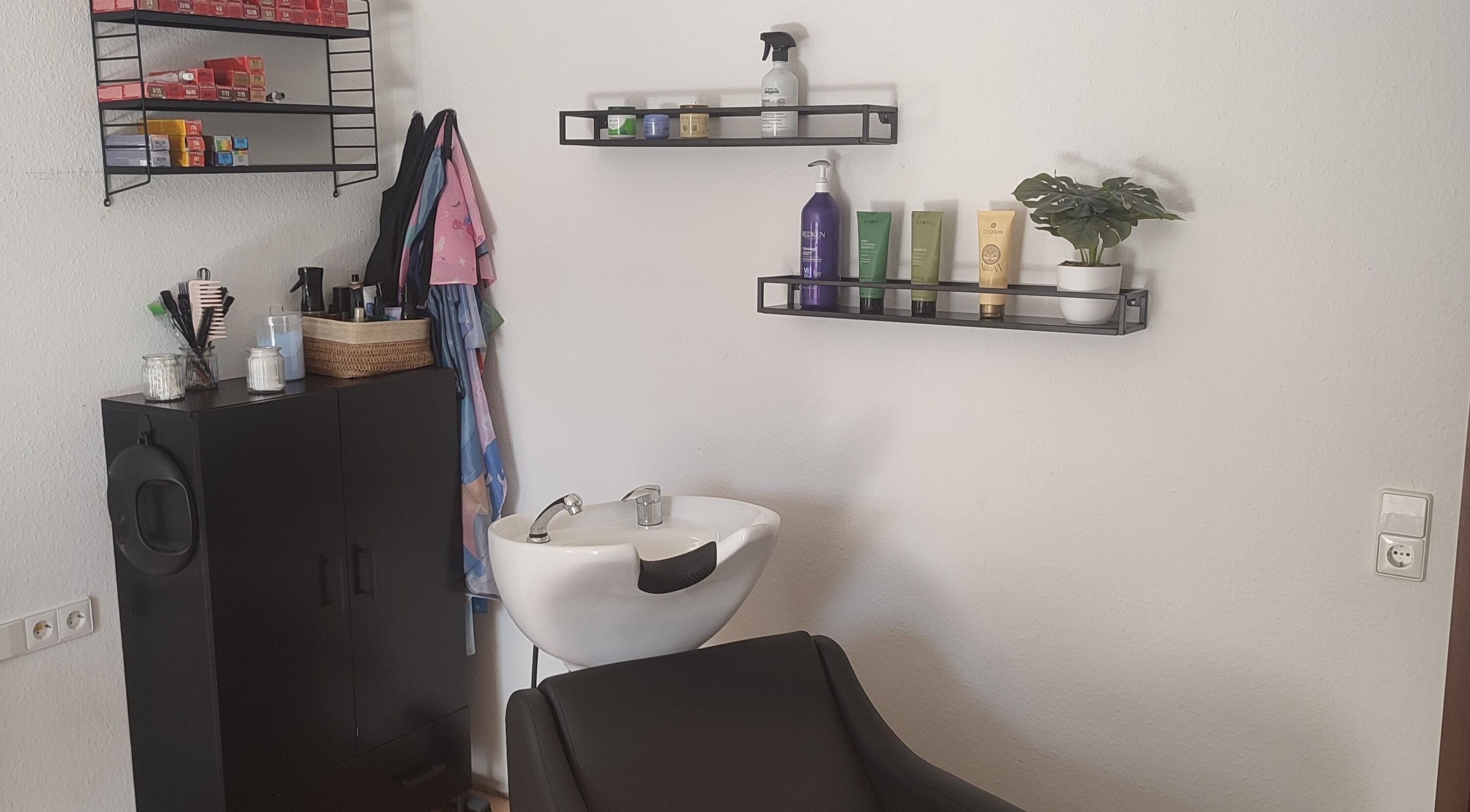 Innenansicht von Bianka Bangura in Herrenberg, Baden-Württemberg, DE mit Haarpflegeprodukten und Waschbecken.