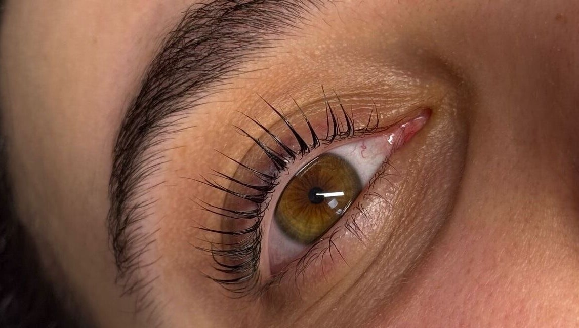 Primer plano de un ojo tratado en INÉS COSTA I beauty center, Noia, ES.