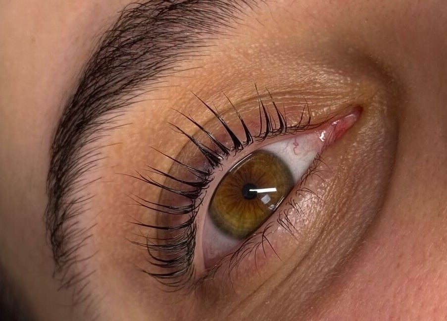 Primer plano de un ojo tratado en INÉS COSTA I beauty center, Noia, ES.