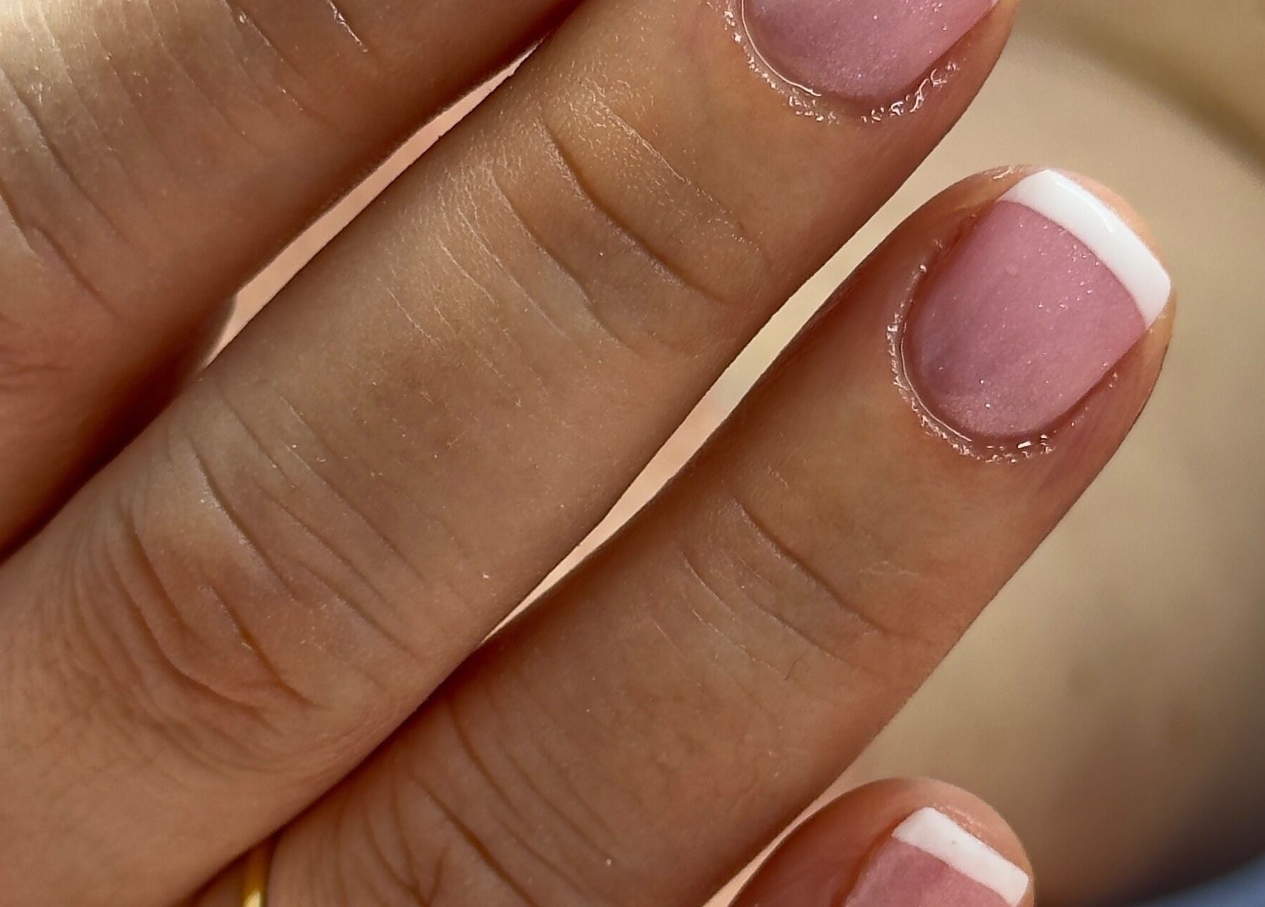 Manicura francesa en INÉS COSTA I beauty center, Noia, ES, mostrando uñas bien cuidadas.