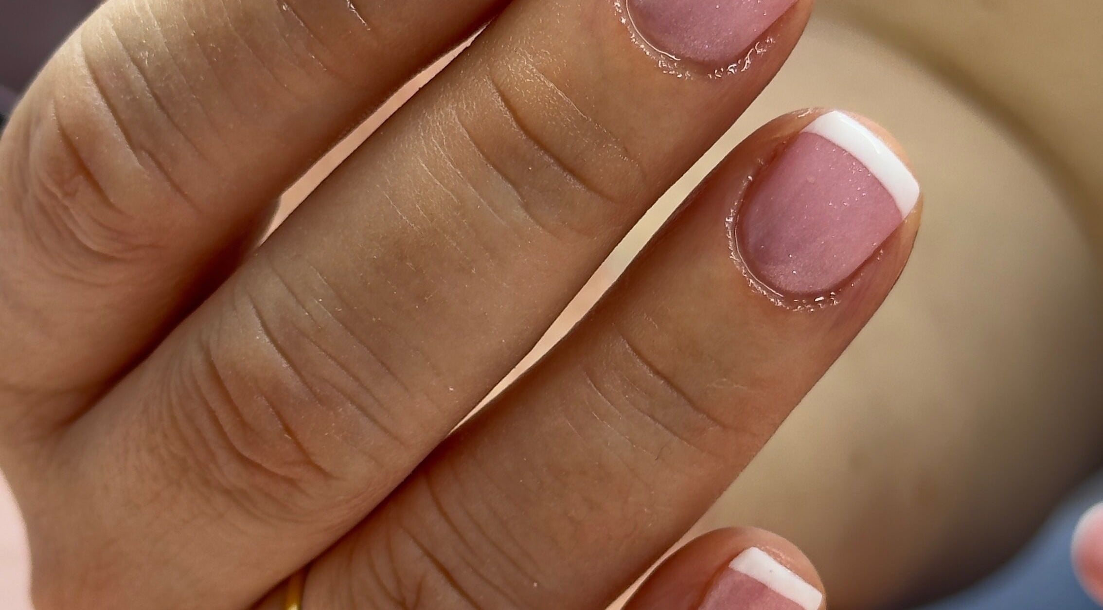 Manicura francesa en INÉS COSTA I beauty center, Noia, ES, mostrando uñas bien cuidadas.
