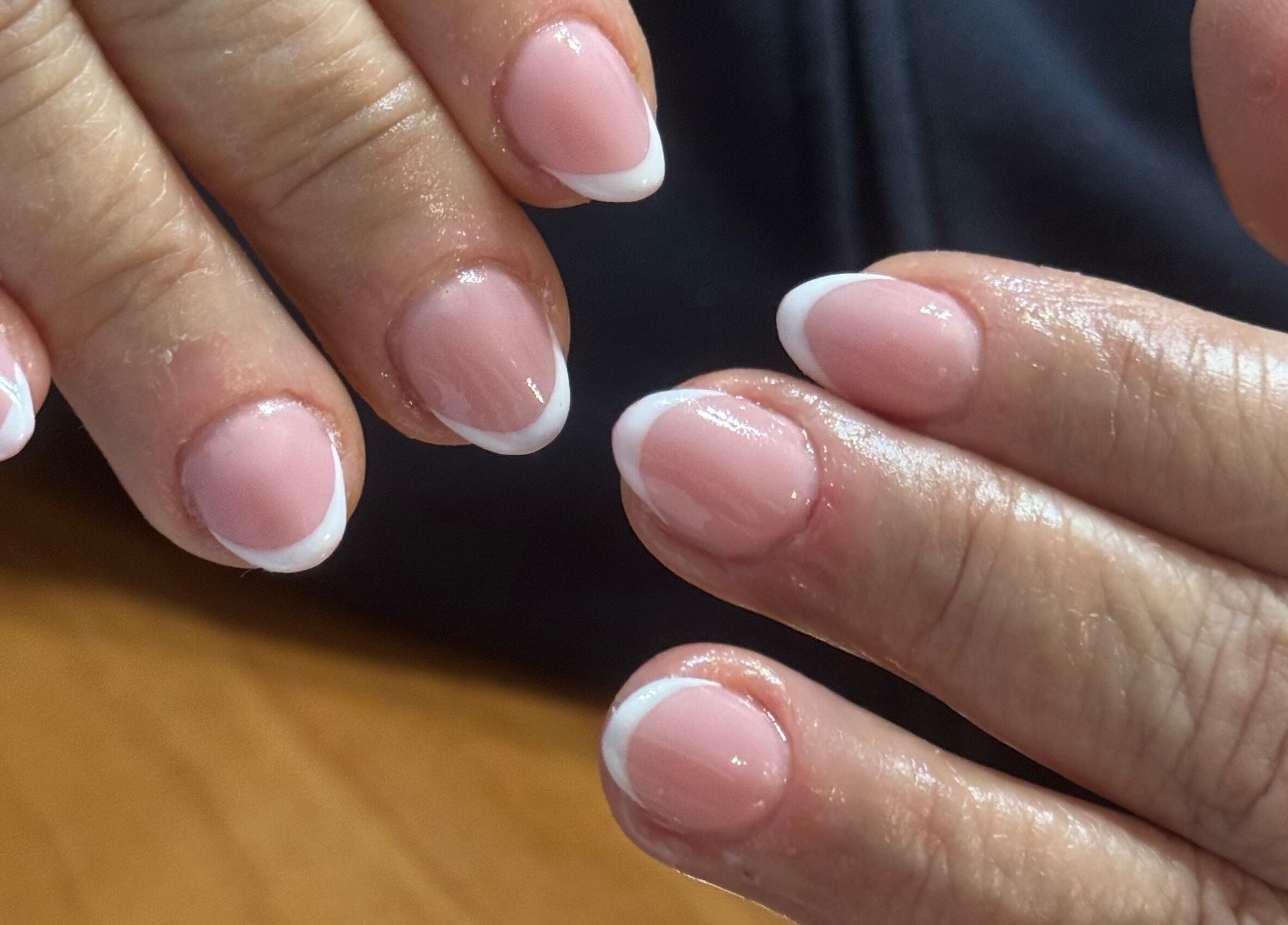 Manicura francesa en INÉS COSTA I beauty center, Noia, ES.