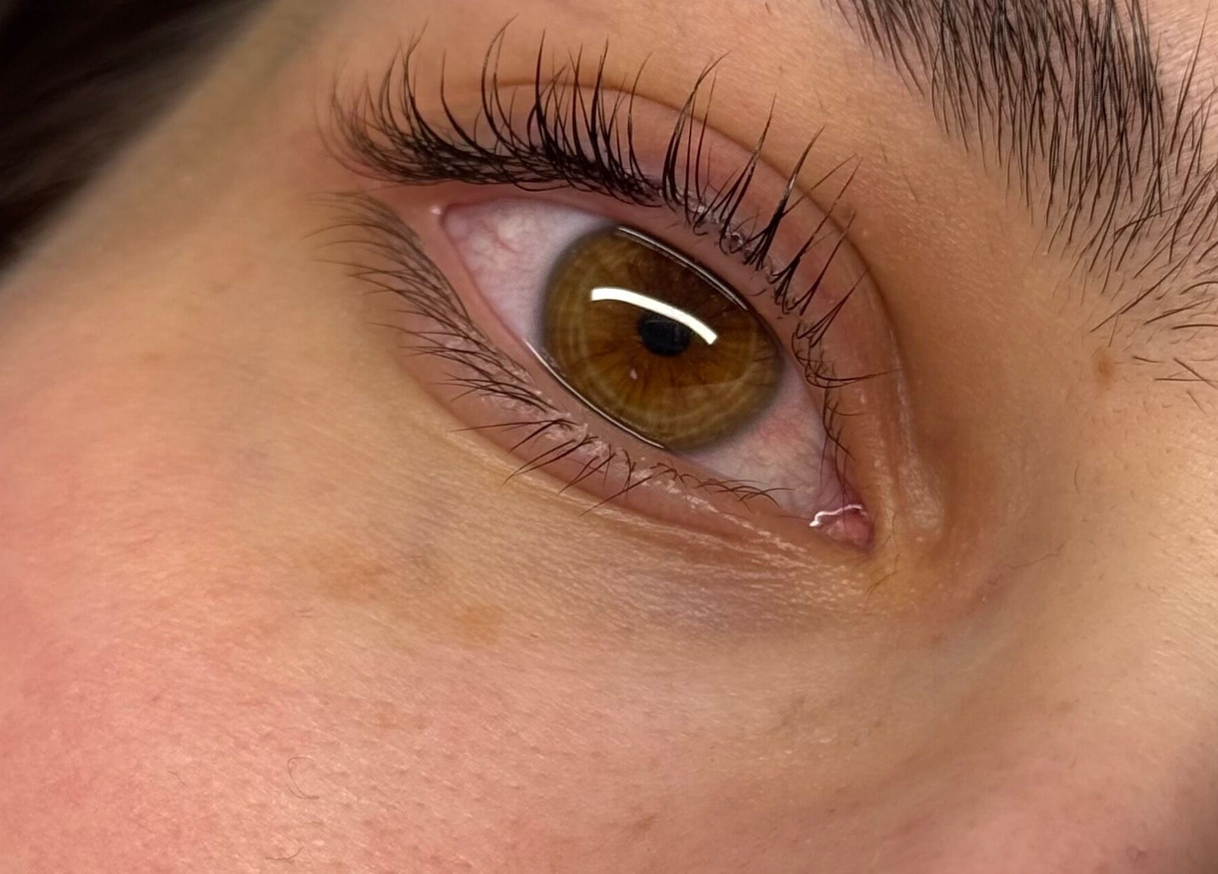 Tratamiento de pestañas en INÉS COSTA I beauty center, Noia, ES. Realzando belleza natural.