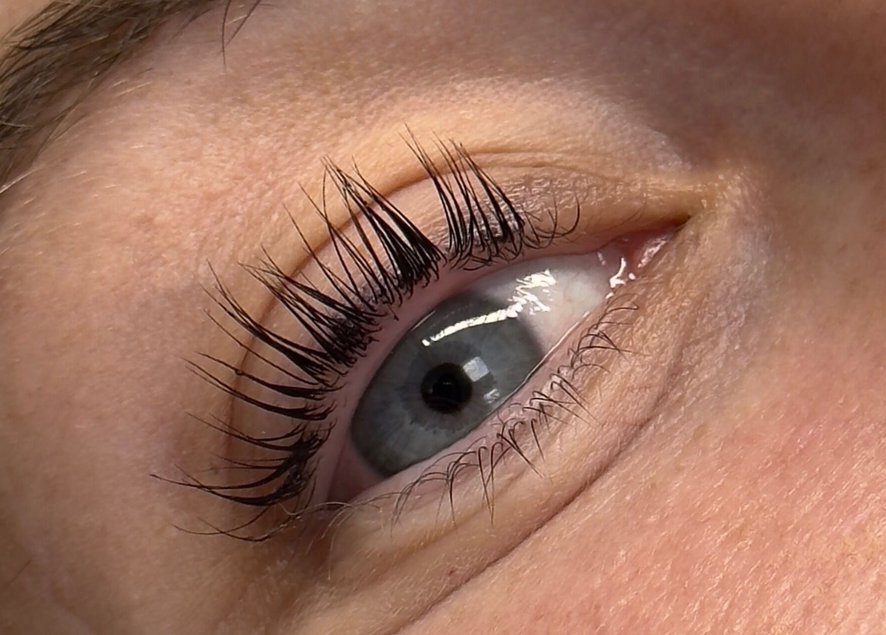 Primer plano de pestañas largas en INÉS COSTA I beauty center, Noia, ES.