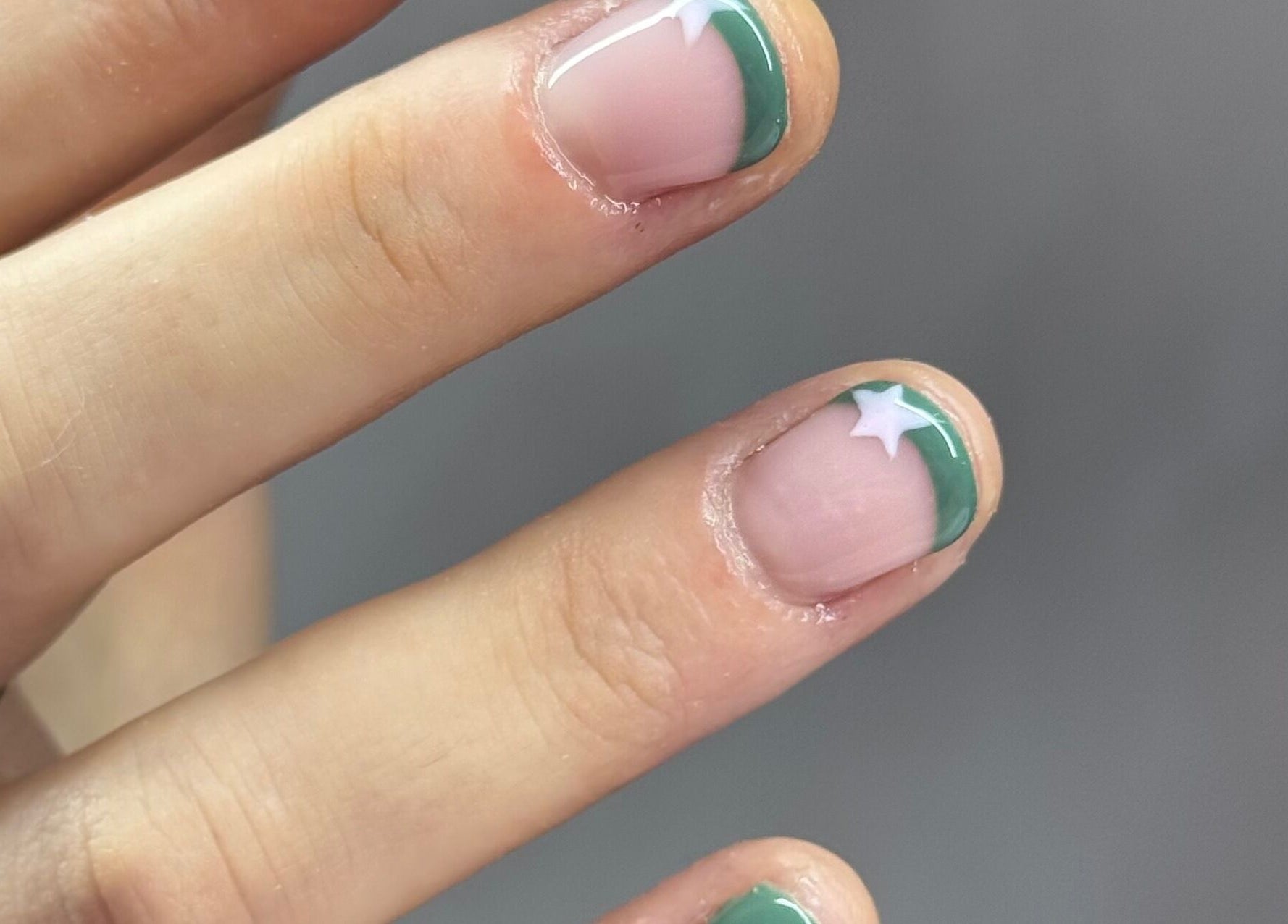 Elegante manicura con estrella verde en INÉS COSTA I beauty center, Noia, ES.