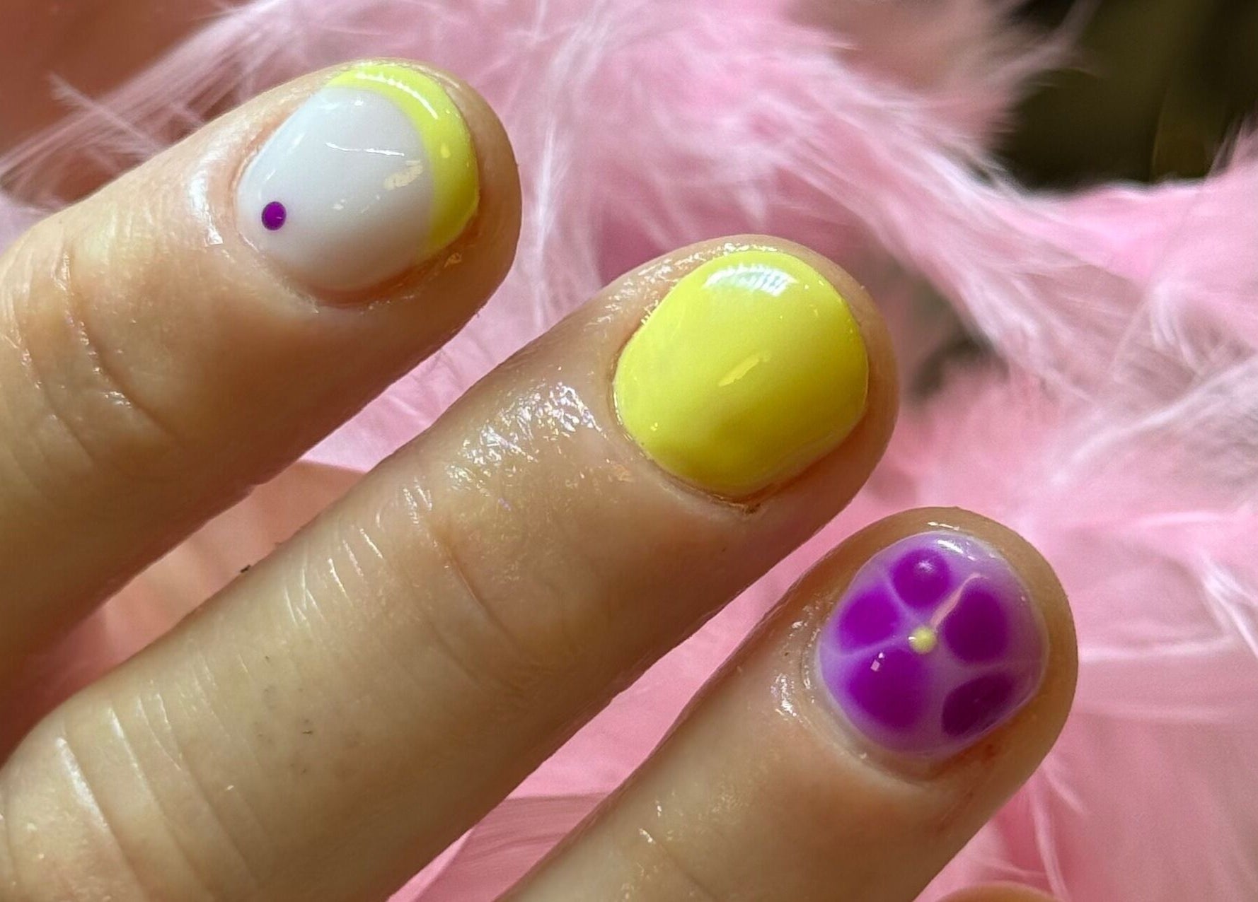 Exquisito diseño de uñas con flor en gel en INÉS COSTA I beauty center, Noia, ES.