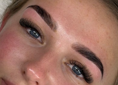 Expertly shaped brows at Pure Beauty, Baxter, Victoria, AU, showcasing precise brow artistry.