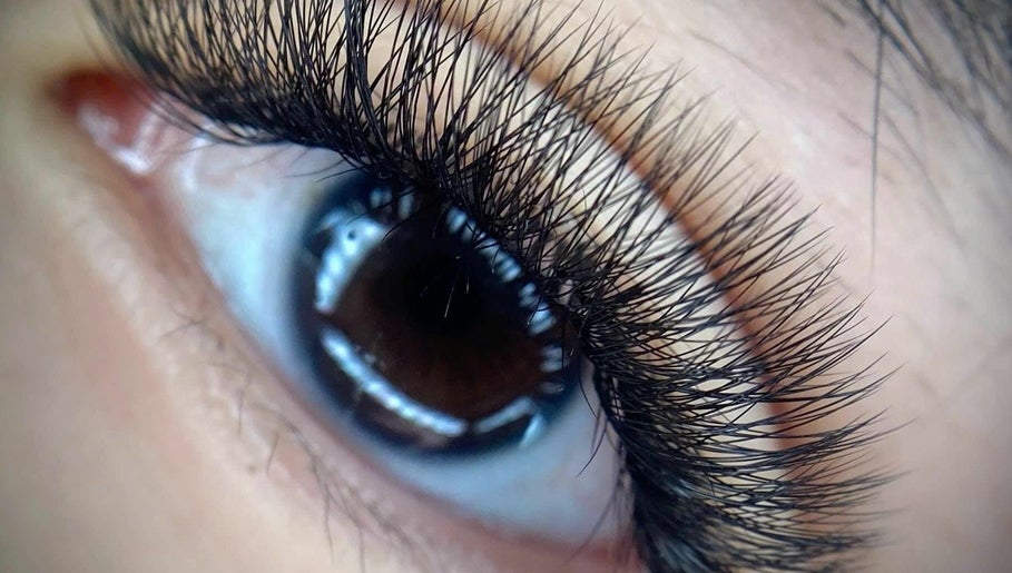 lashes.bylinhh image 1