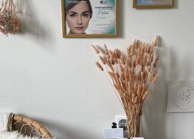 Décoration murale élégante chez Mélanie Wetterhold Beauté, Sarraltroff, Grand Est, FR avec fleurs séchées et cadres.