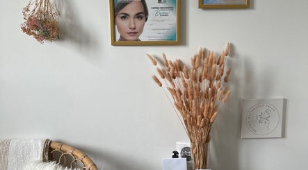 Décoration murale élégante chez Mélanie Wetterhold Beauté, Sarraltroff, Grand Est, FR avec fleurs séchées et cadres.