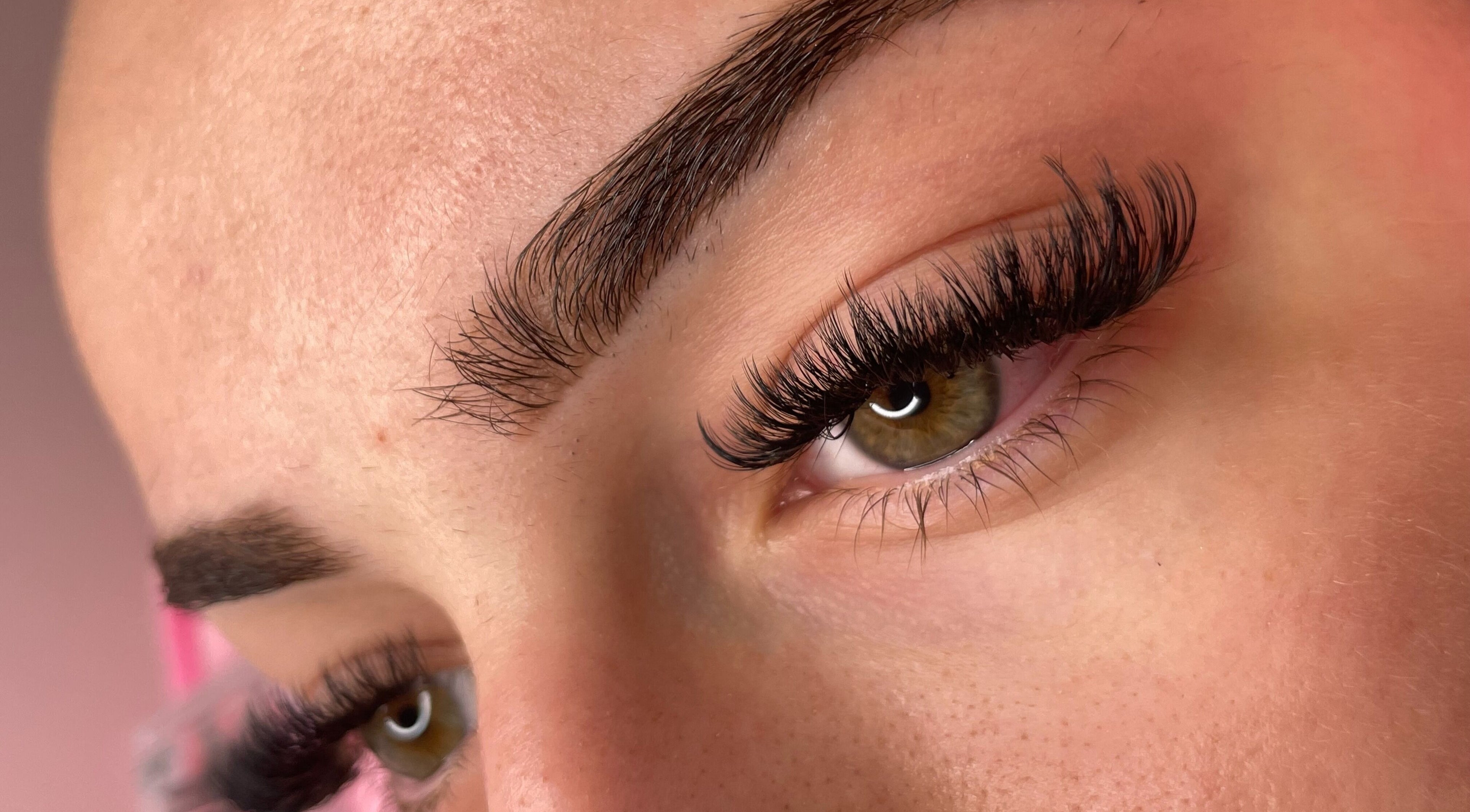 Extension de cils volumineux chez Lash_byT à Bordeaux, Nouvelle-Aquitaine, FR.