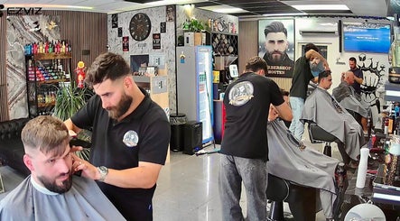Klanten krijgen een knipbeurt bij Barbershop Houten, Houten, Utrecht, NL. Moderne en sfeervolle sfeer.