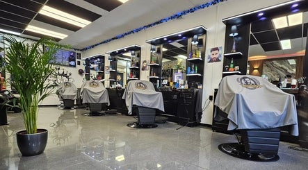 Moderne inrichting van Barbershop Houten, Houten, Utrecht, NL met stijlvolle stoelen en feloranje accenten.