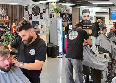 Kappers aan het werk bij Barbershop Houten, Houten, Utrecht, NL, met moderne inrichting en styling.