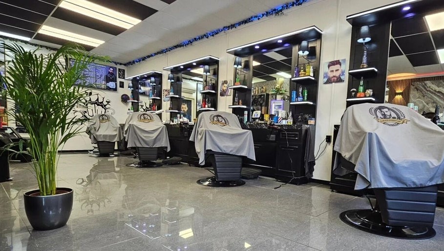 Interieur van Barbershop Houten in Houten, Utrecht, NL met moderne kappersstoelen en inrichting.