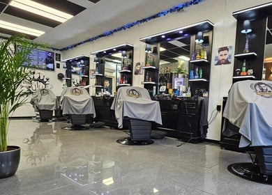 Interieur van Barbershop Houten in Houten, Utrecht, NL met moderne kappersstoelen en inrichting.