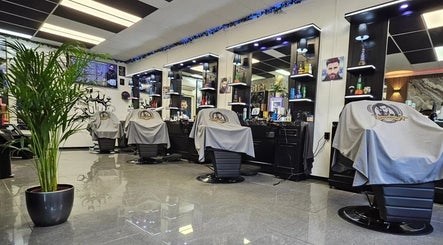 Interieur van Barbershop Houten in Houten, Utrecht, NL met moderne kappersstoelen en inrichting.