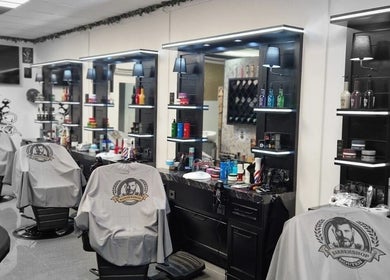 Interieur van Barbershop Houten, Utrecht, NL met stijlvolle kappersstoelen en producten.