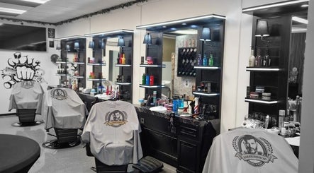 Interieur van Barbershop Houten, Utrecht, NL met stijlvolle kappersstoelen en producten.