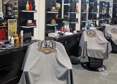 Interieur van Barbershop Houten met stijlvolle stoelen in Houten, Utrecht, NL.