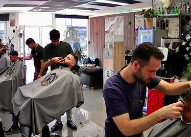 Kappers knippen klanten in Barbershop Houten, Houten, Utrecht, NL. Moderne inrichting en professionele zorg.