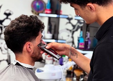 Professionele haarsnit bij Barbershop Houten, Houten, Utrecht, NL met trimmer en moderne techniek.