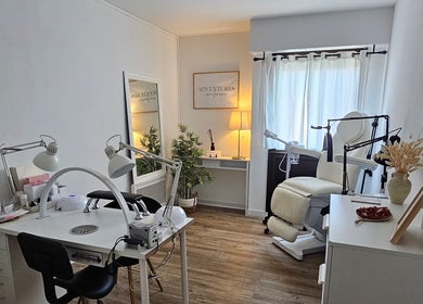 Studio de soins modernes chez Beauty Home Concept, Amiens, France, FR, offrant un cadre apaisant.