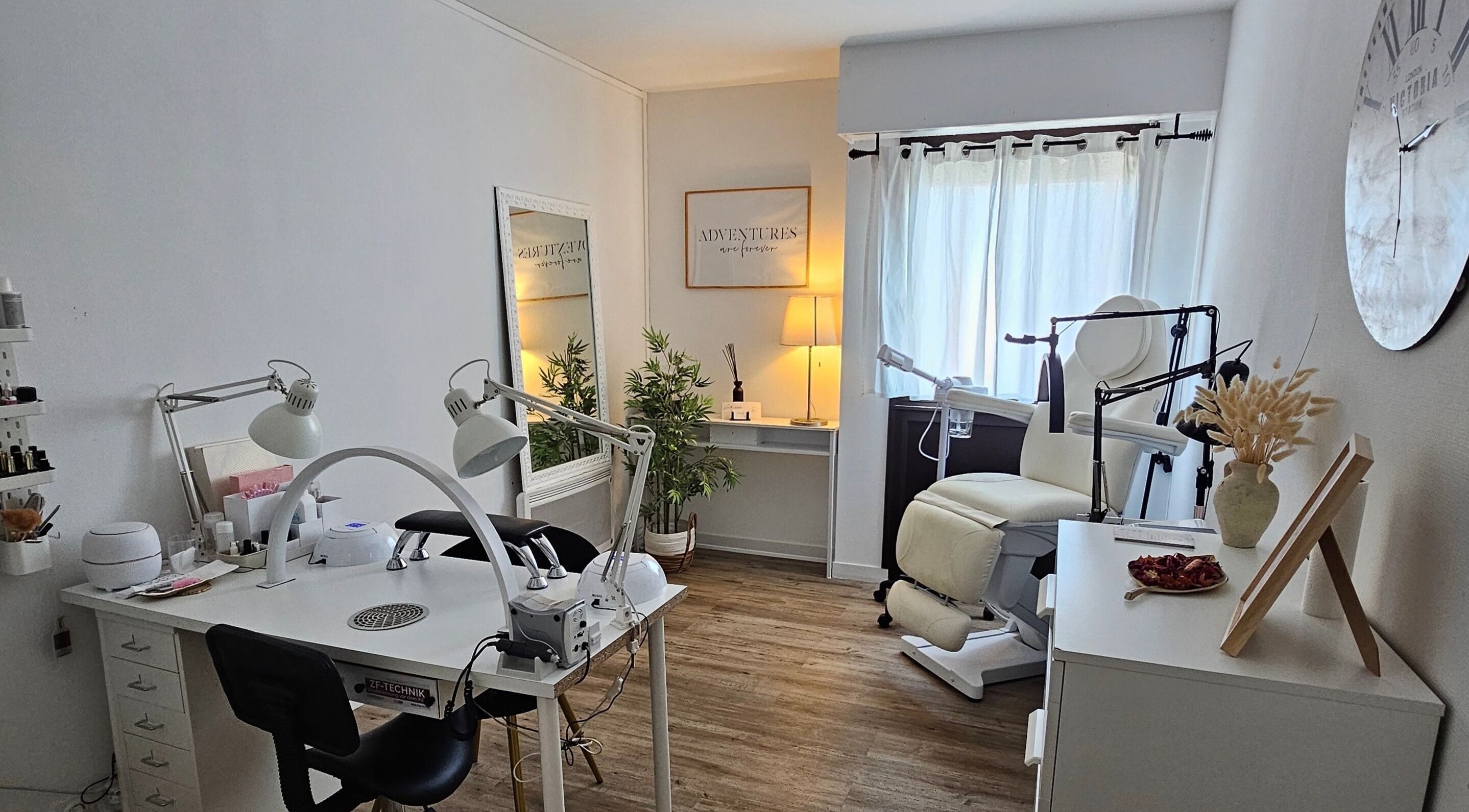 Studio de soins modernes chez Beauty Home Concept, Amiens, France, FR, offrant un cadre apaisant.