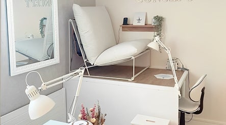 Coin beauté élégant chez Beauty Home Concept à Amiens, France, FR, avec fauteuil moderne et lampe design.