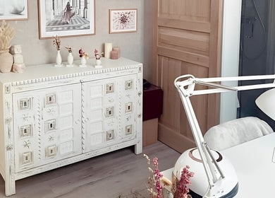 Intérieur élégant du Beauty Home Concept à Amiens, France, FR avec décoration raffinée et lampe moderne.