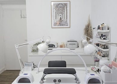 Table de soin moderne à Beauty Home Concept, Amiens, France, FR, avec équipements esthétiques élégants.