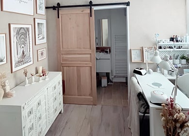 Intérieur élégant de Beauty Home Concept à Amiens, France, FR, avec décor artistique et mobilier minimaliste.