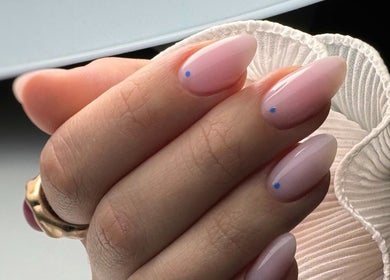 Nail art délicat à Beauty Home Concept, Amiens, France, FR. Soin des ongles raffiné pour une beauté parfaite.