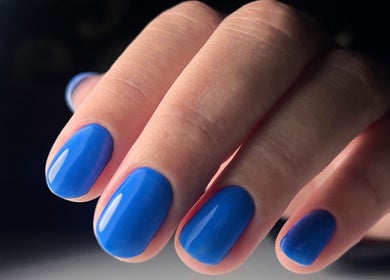 Manucure bleu vif à Beauty Home Concept, Amiens, France, FR, montrant des ongles soigneusement polis.