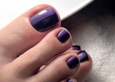 Pédicure violet élégante à Beauty Home Concept, Amiens, France, FR. Prenez soin de vos pieds avec style.