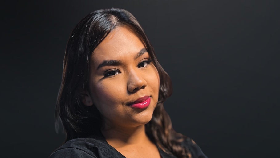 Profissional de beleza de Andressa Oliveira Saúde e Estética em Amazonas, Amazonas, BR, exibindo maquiagem elegante.