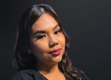 Profissional de beleza de Andressa Oliveira Saúde e Estética em Amazonas, Amazonas, BR, exibindo maquiagem elegante.
