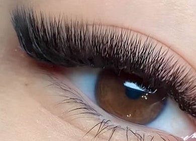 Close de cílios volumosos no Andressa Oliveira Saúde e Estética, Amazonas, Amazonas, BR.