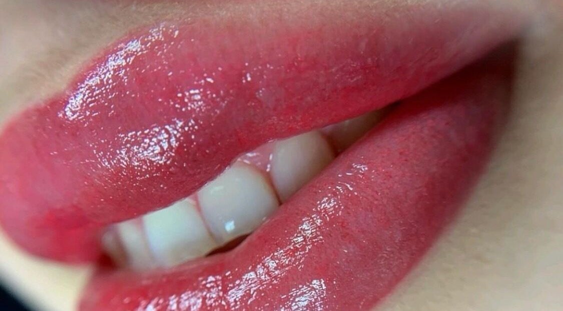 Rendu brillant de lèvres rouges à Diva Cils, Saint-ciers-d'abzac, Nouvelle-aquitaine, FR.