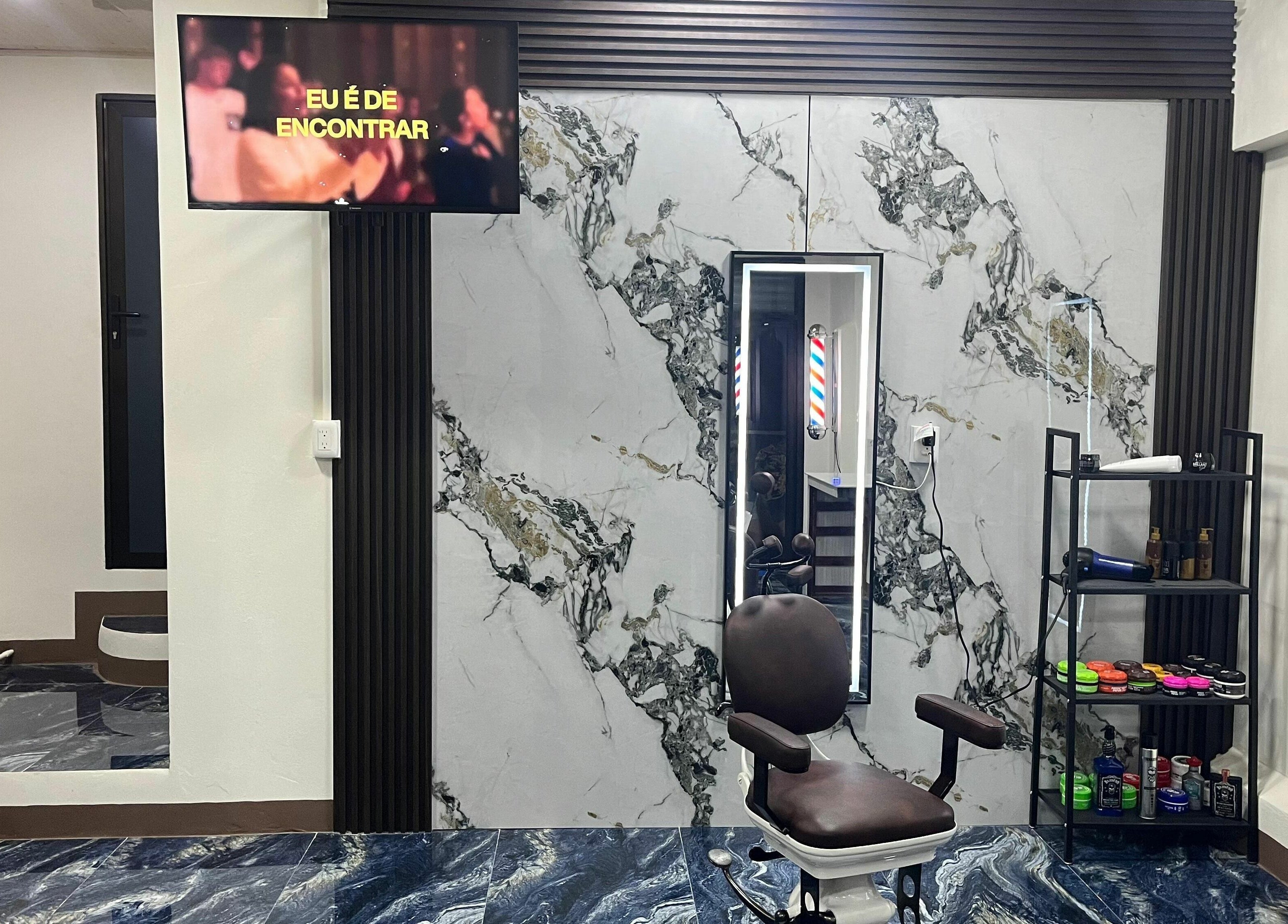 Interior de G Matices Barber en Guápiles, Limón, CR con silla de barbero y espejo iluminado.