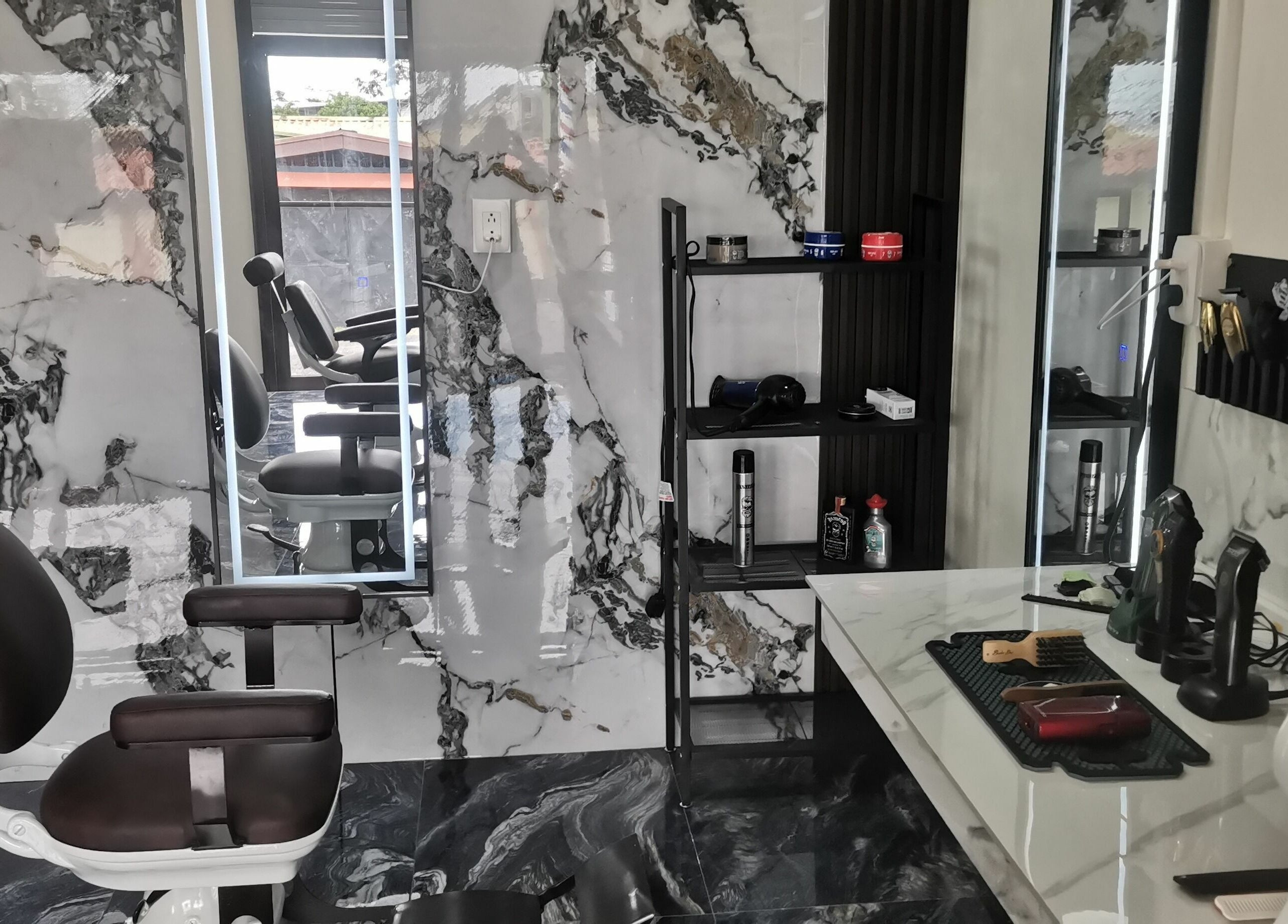 Interior moderno de G Matices Barber en Guápiles, Limón, CR, con sillas elegantes y equipo de peluquería.