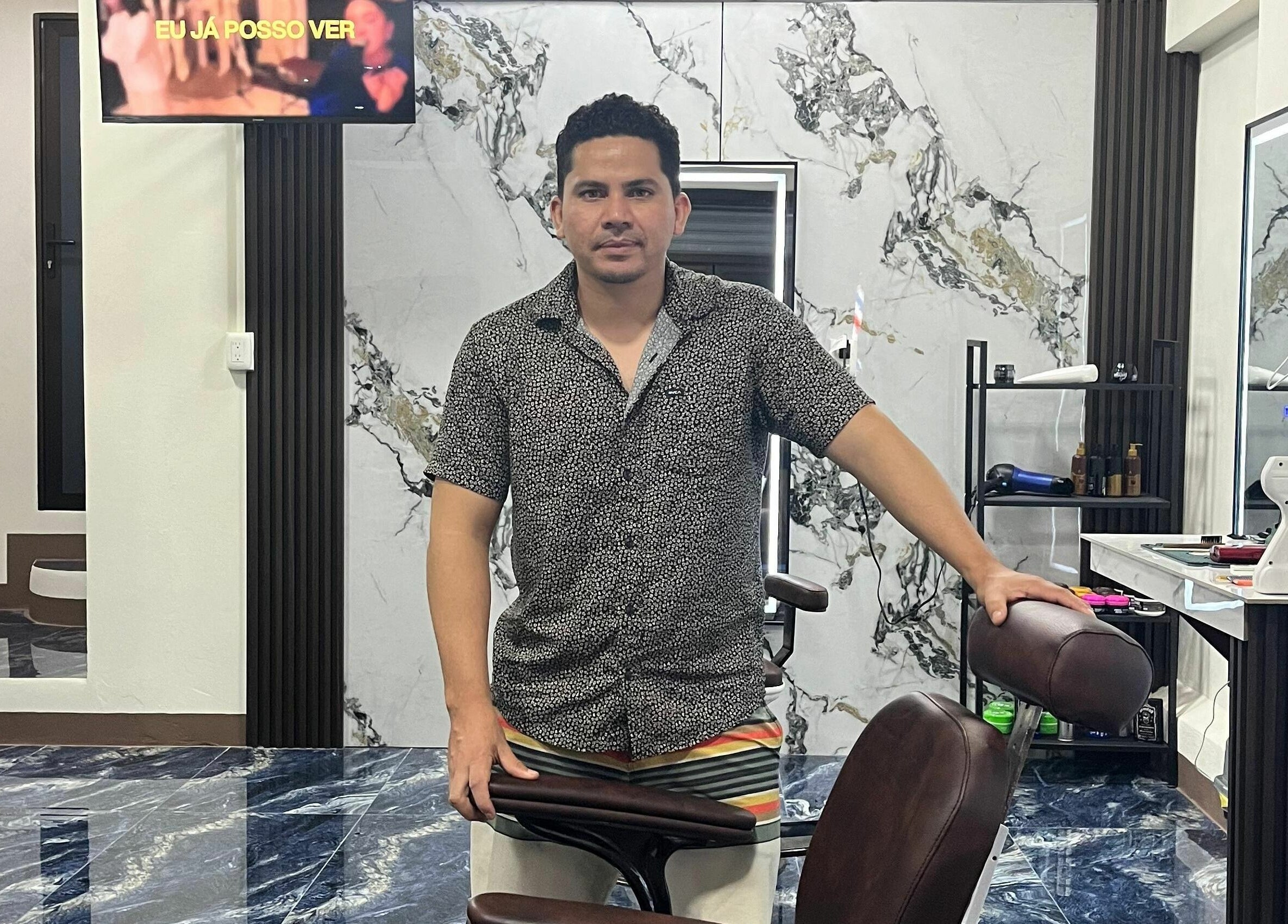 Interior de G Matices Barber en Guápiles, Limón, CR, mostrando decoraciones modernas y elegantes.