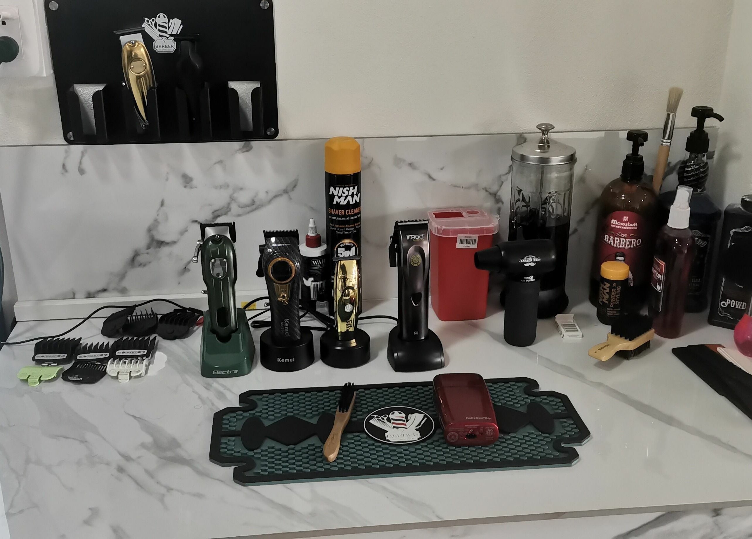 Herramientas de barbería en G Matices Barber, Guápiles, Limón, CR. Todo para un corte perfecto.