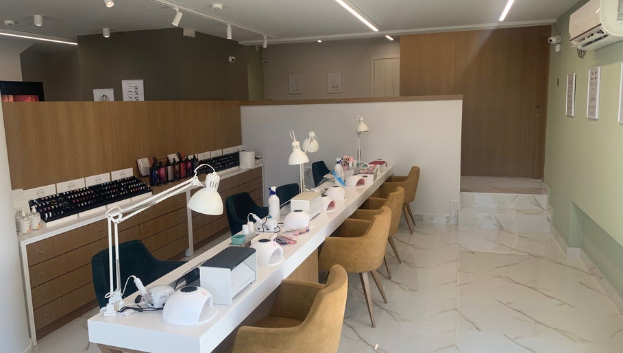 Κομψός χώρος μανικιούρ στο BLING IT, Ηράκλειο, GR με καθαρές γραμμές και στιλάτες καρέκλες.