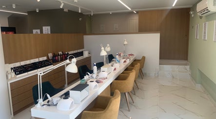 Κομψός χώρος μανικιούρ στο BLING IT, Ηράκλειο, GR με καθαρές γραμμές και στιλάτες καρέκλες.