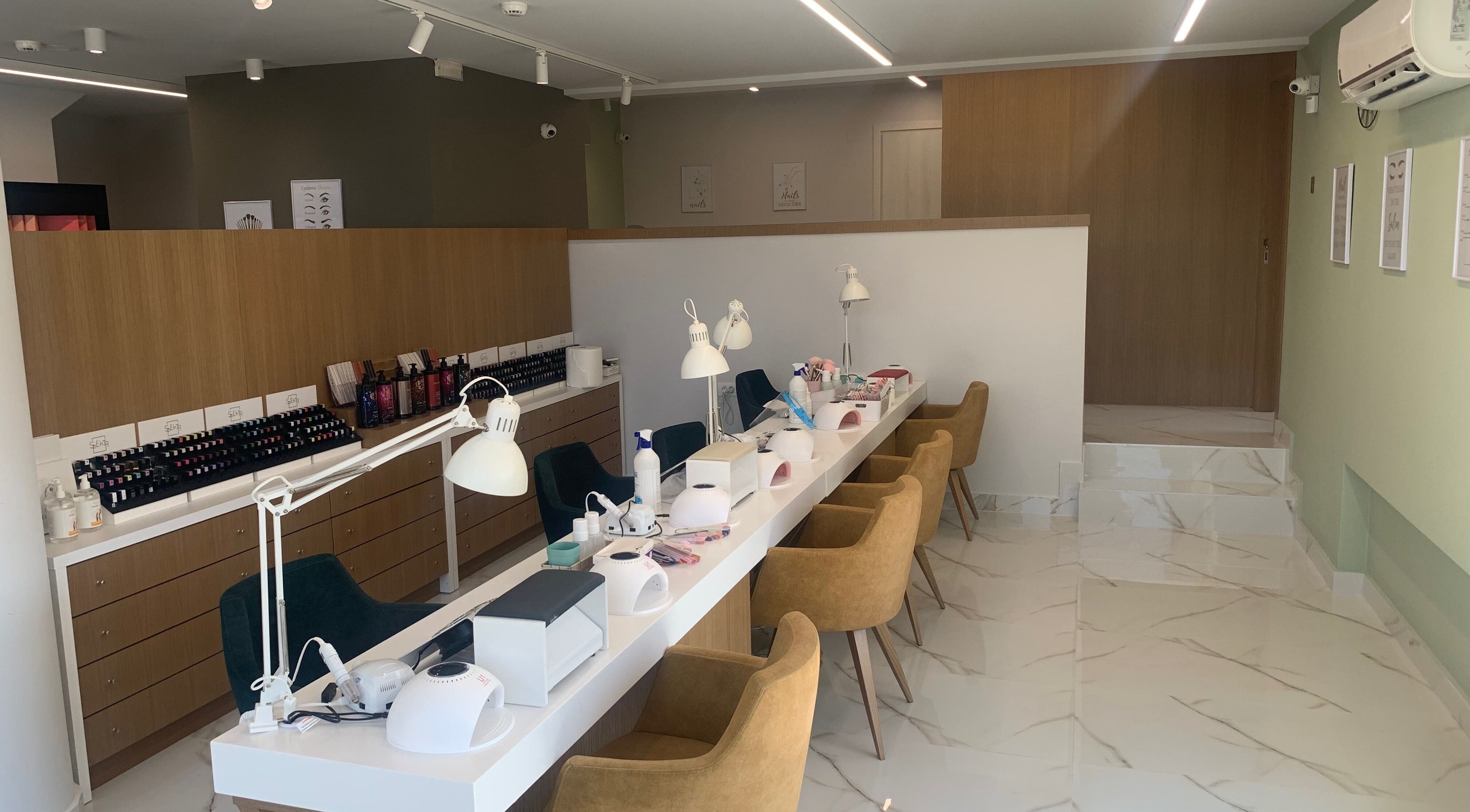 Κομψός χώρος μανικιούρ στο BLING IT, Ηράκλειο, GR με καθαρές γραμμές και στιλάτες καρέκλες.
