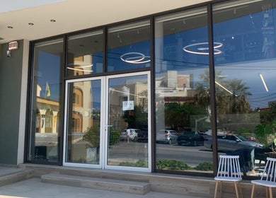 Η κομψή είσοδος του BLING IT στο Ηράκλειο, GR με μοντέρνα διακόσμηση και καθίσματα.