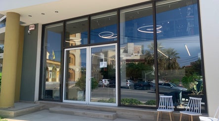 Η κομψή είσοδος του BLING IT στο Ηράκλειο, GR με μοντέρνα διακόσμηση και καθίσματα.