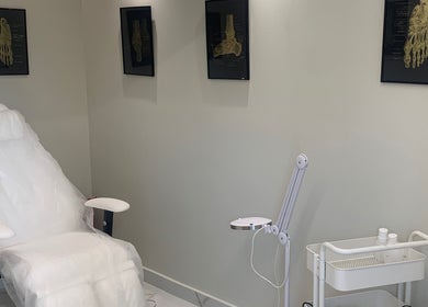 Εσωτερικό αίθουσας του BLING IT στο Ηράκλειο, GR με καρέκλα θεραπείας και φωτισμό.