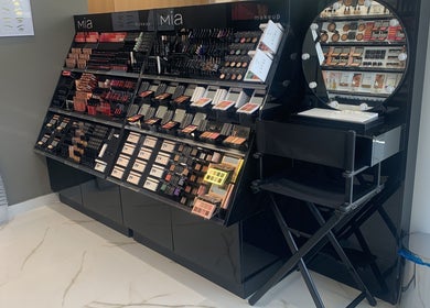 Πλούσια συλλογή καλλυντικών στη βιτρίνα του BLING IT, Ηράκλειο, GR.